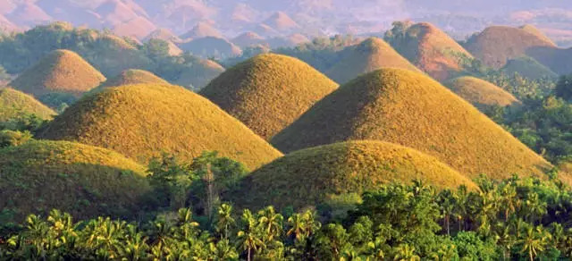 菲律宾有1268座“巧克力”山 却像坟墓
