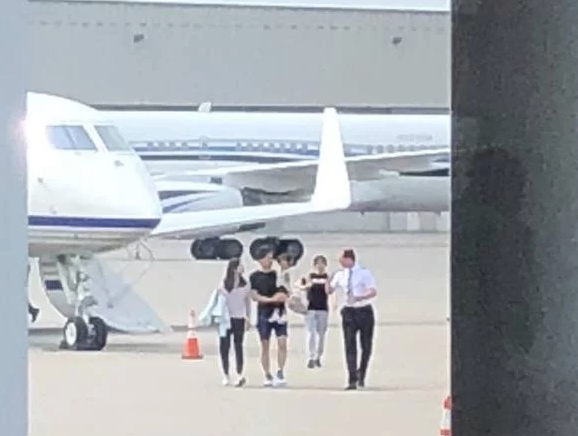 刘强东抱儿子带奶茶妹妹 走下私人飞机