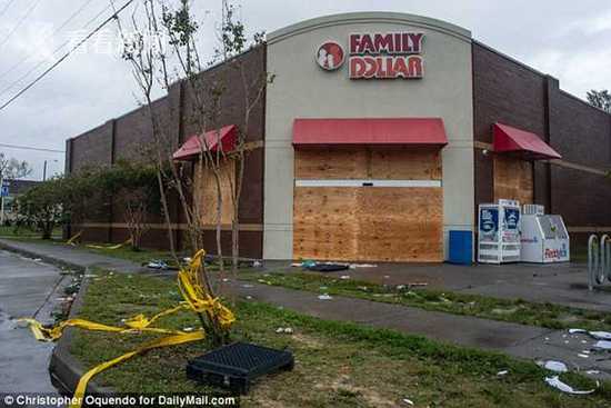 美城市遭飓风袭击成孤岛居民趁机劫商店 店主:算了