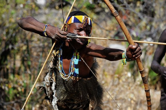 世界现存最原始的部落 男性都是神箭手