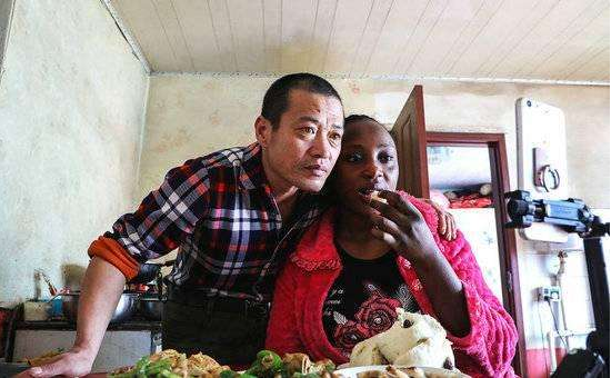 中国小伙娶非洲黑姑娘 很快成网络红人