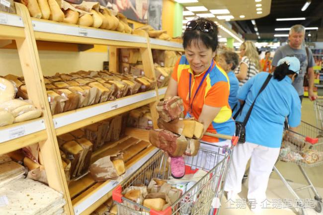 中国大妈赴俄购物 7分钟抢空面包架