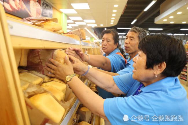 中国大妈赴俄购物 7分钟抢空面包架