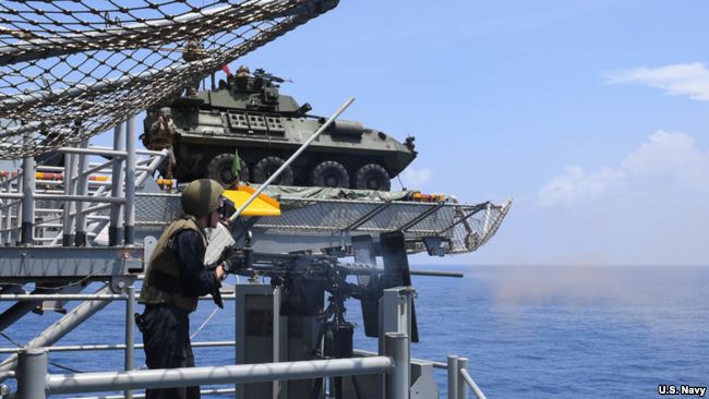 美国海军两栖攻击舰 在南海实弹射击