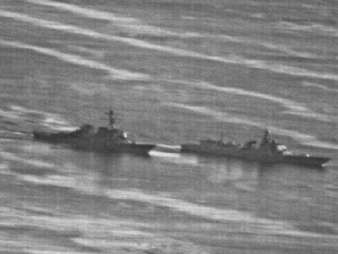 中美战舰南海现场照 解放军一举动惊人