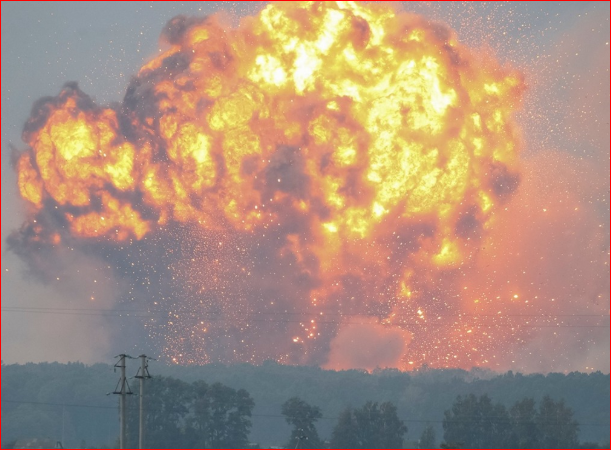 乌克兰军火库爆炸 上万人被紧急疏散