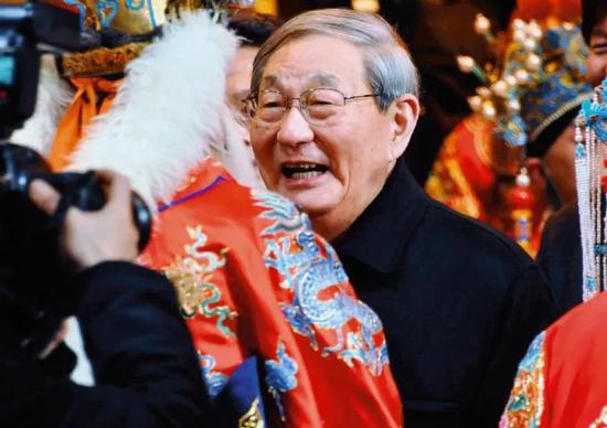 2012年春节，朱镕基现身上海大剧院，观看春节京剧晚会。图为演出结束后，朱镕基看望演员。