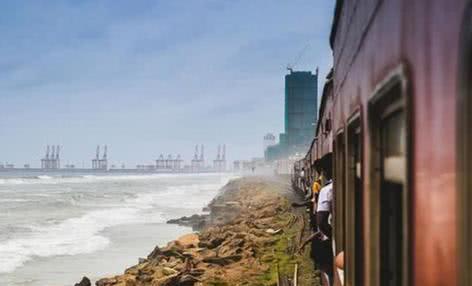 世界上最神奇的铁路 火车在大海上行驶！