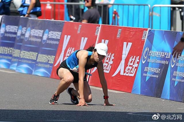 右腿骨折她选择爬到终点！这个19岁日本女孩让跑圈泪目