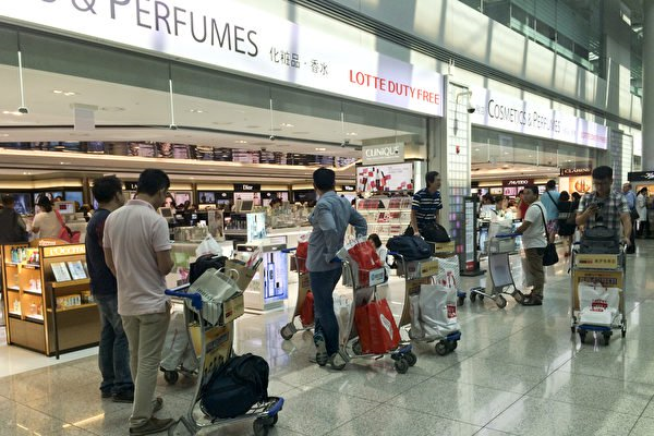 丢人 9名大陆游客在韩仁川机场群殴