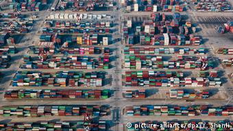 China Containerhafen in Shanghai (picture-alliance/dpa/Y. Shenli)