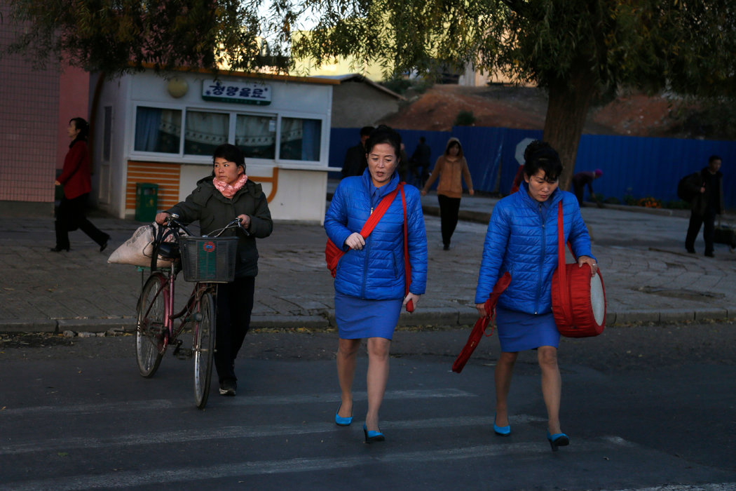 朝鲜首都平壤的女性。人权观察组织周四在一份报告中说，朝鲜许多女性商贩饱受性强迫。