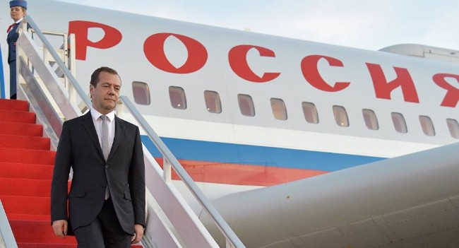 俄罗斯总理抵上海 三天访华行程开启