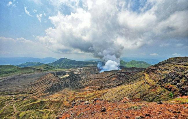 日本浓烟滚滚火山 每年吸引百万人观赏