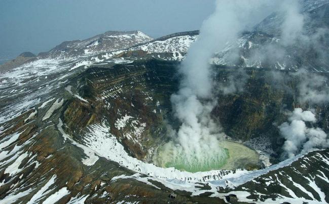 日本浓烟滚滚火山 每年吸引百万人观赏