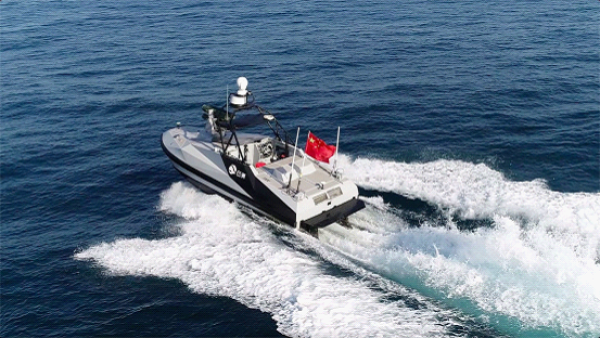 中国首艘导弹无人艇亮相珠海航展