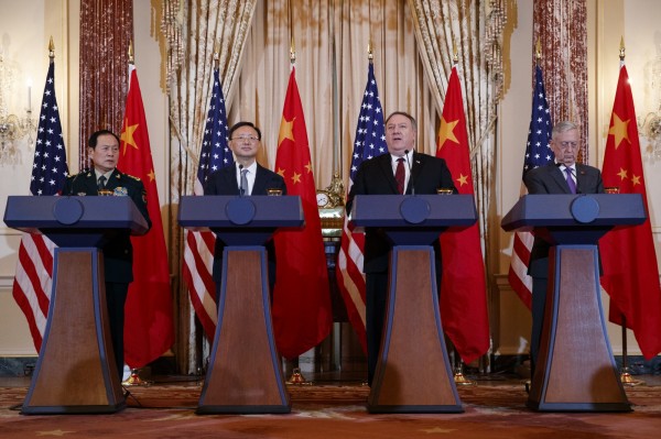 图从右至左，美国国防部长马提斯（James Mattis）、国务卿庞皮欧（Mike Pompeo）9日在华府担任东道主，与中共中央政治局委员杨洁篪、中国国防部长魏凤和，举行第二轮美中「外交安全对话」。（美联社）