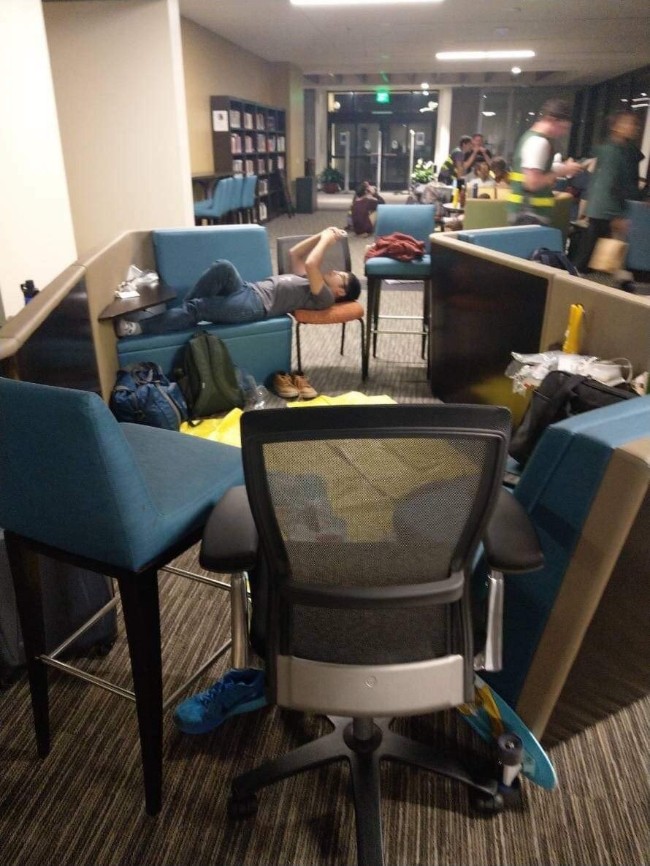 校园附近都是火   华裔学生躺椅过夜