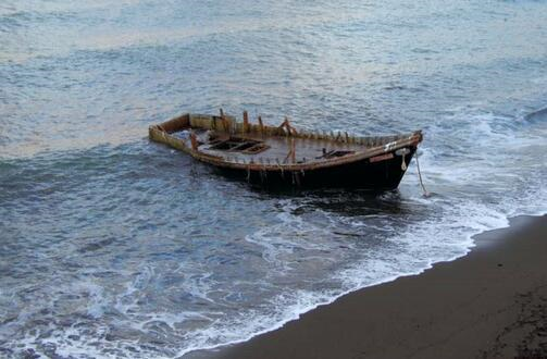 日海岸再现"幽灵船" 一个月漂来33艘