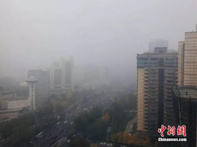北京黄色大雾警报   司机看不到红绿灯