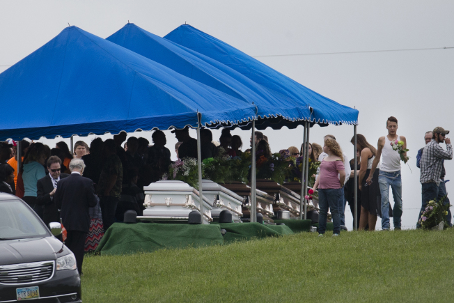 罗登一家八人2016年4月遇害后 ，有六人在同一天出殡。(美联社)