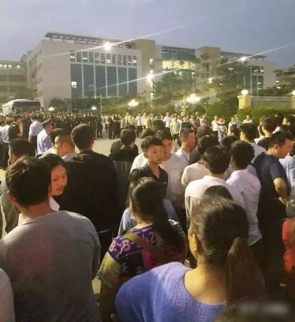 伯恩光学在广东惠州厂区大裁员，工人聚集表示不满。　翻摄微信