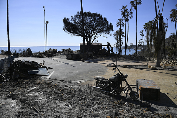 加州山火火势减半  超千人仍失踪