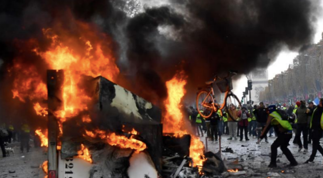 抗议油价高涨 法国10万人示威爆冲突