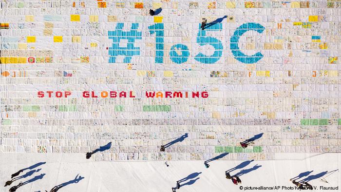 Schweiz Weltrekord größte Postkarte - Kampf gegen Klimawandel (picture-alliance/AP Photo/Keystone/V. Flauraud)