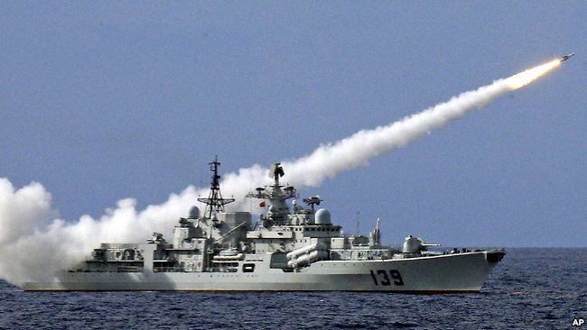 中国战舰在南中国海的军事演习中实弹射击（资料照片）