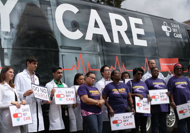 佛州医生护士为抢救平价健保法走上街头。（Getty Images）