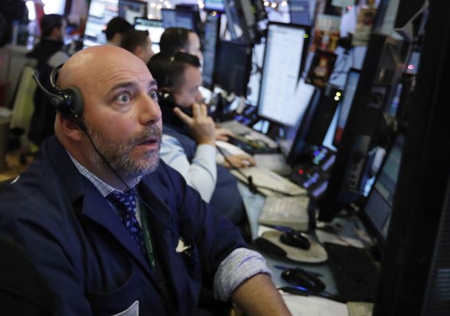 交易员文森·纳波利塔诺在纽约股票交易所工作。(2018年12月3日)
