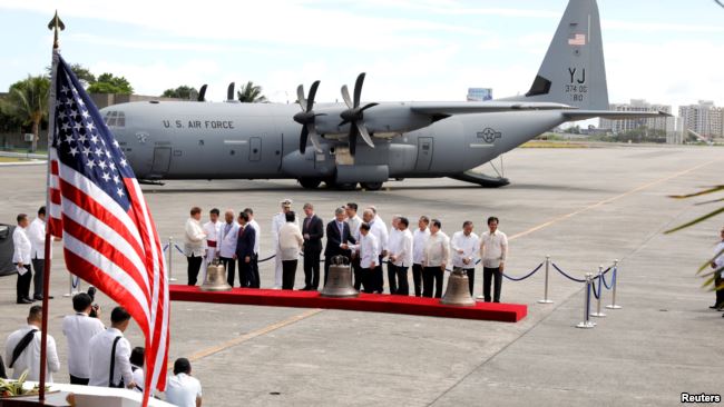美军用专机12月11日将大钟运到菲律宾的一个军用机场（路透社）