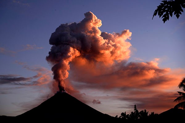 索普坦火山喷发 火山灰柱高达7500米