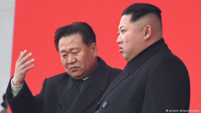 Nordkorea Kim Jong Un mit Choe Ryong Hae (picture-alliance/Kyodo)