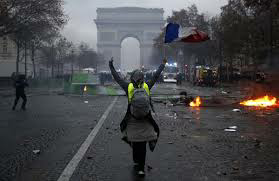 巴黎黄背心示威正演变为暴力冲突