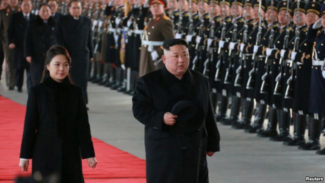 朝鲜领导人金正恩与夫人1月7日启程访问中国前检阅仪仗队 （朝中社照片）