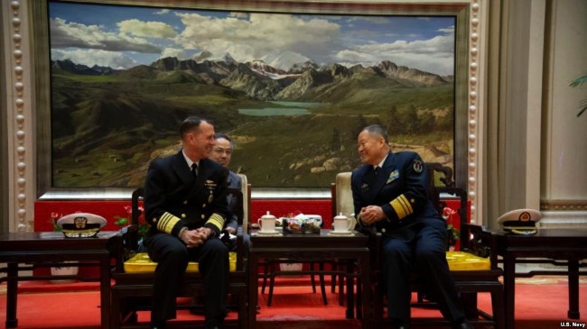 美国海军作战部长抵达中国访问