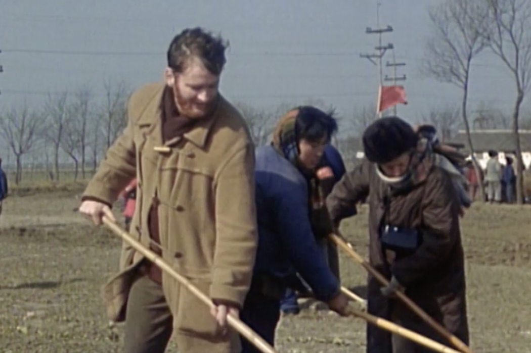 1967年的纪录片《中国67年》中，访问团的学生在一个公社体验劳动。