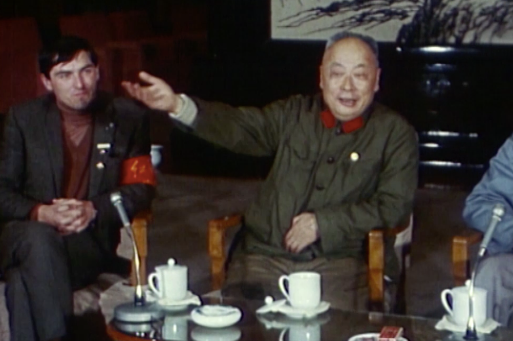 1967年的纪录片《中国67年》中，澳大利亚学生见到了时任中国外交部长的陈毅，他们之间的谈话气氛轻松。