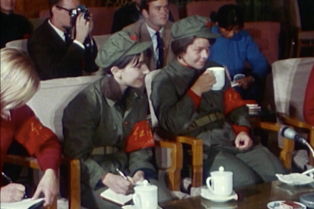 1967年的纪录片《中国67年》中，参访团的学生们在会见陈毅时穿着红卫兵的服装。