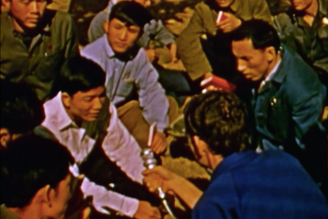 1968年的纪录片《红色之子》中，参访团在广州采访英语专业的中国学生。