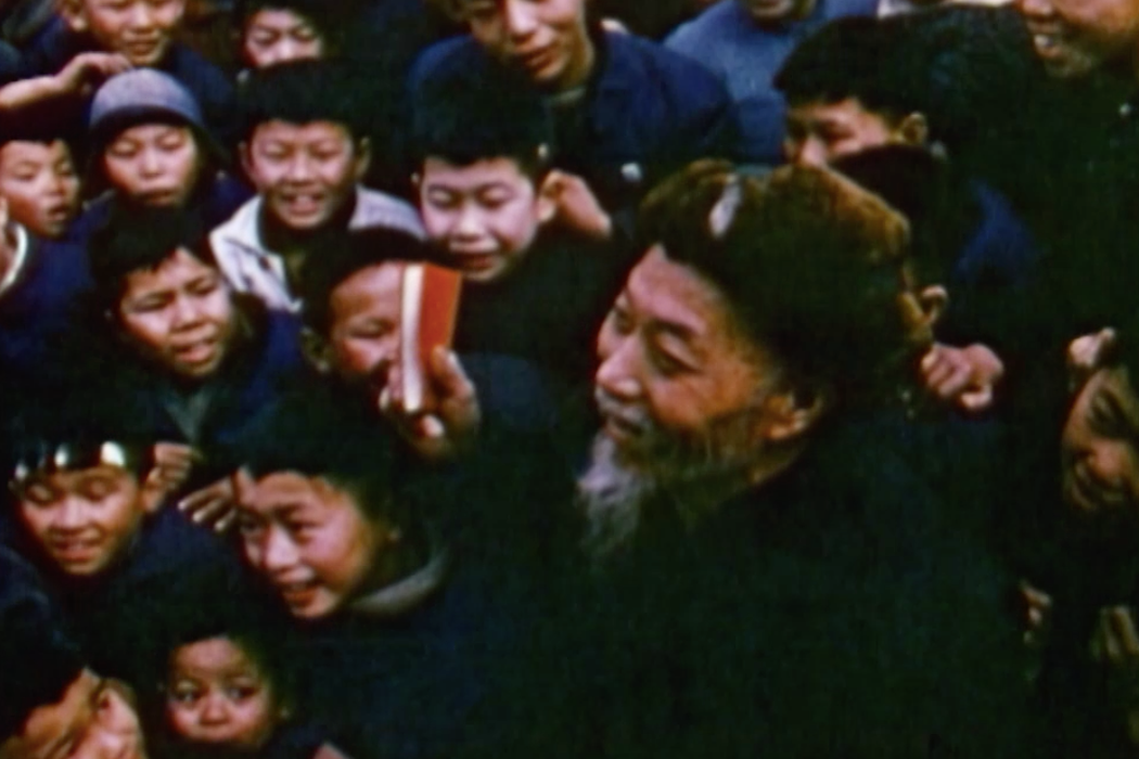 1968年的纪录片《红色之子》中，拿着《毛语录》的老人站在人群中。