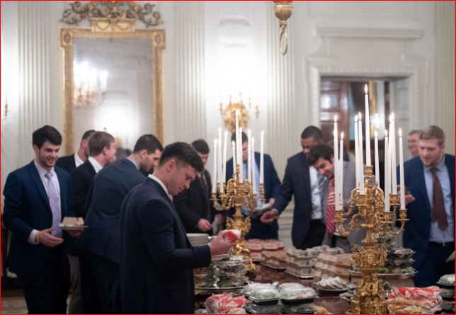 白宫厨师放无薪假 川普叫外卖待客