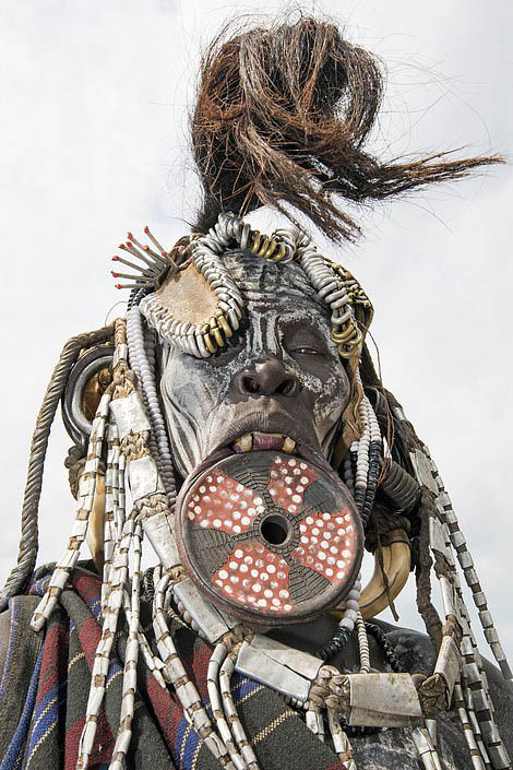 非洲原始部落“唇盘族”装饰令人瞠目结舌