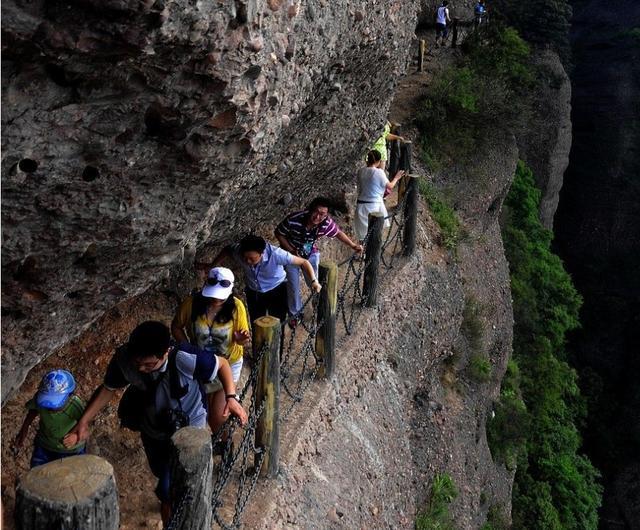 中国第一险道：离地500米 窄处仅15厘米