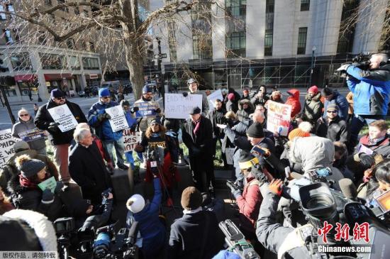 资料图：当地时间1月11日，美国政府雇员和相关民众在波士顿的联邦政府大楼附近举行集会呼吁结束政府关门状态。