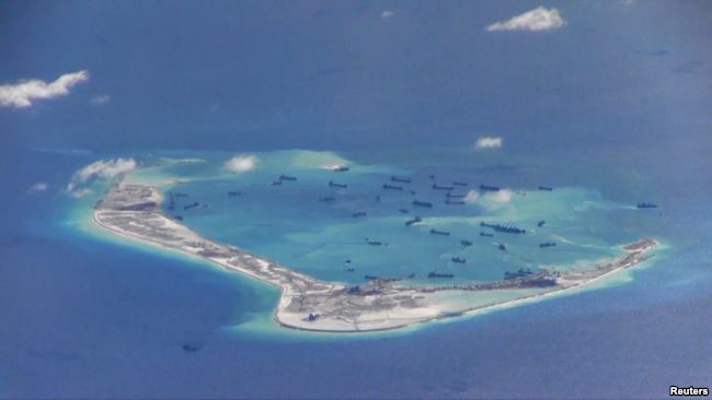 美国海军P-8A海神侦察机2015年5月21日在有争议的斯普拉特利群岛（南沙群岛）的美济礁上空拍摄到的数艘中国挖沙船。
