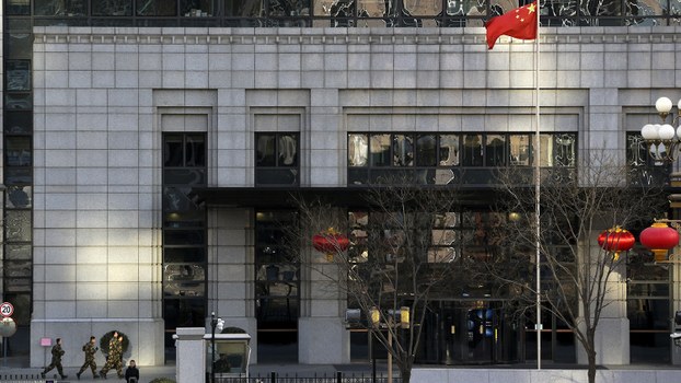 中国警察跑过中国商务部的门前。（美联社）