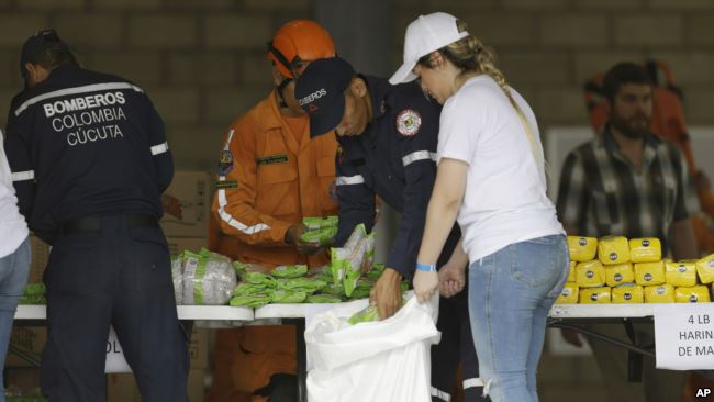委内瑞拉志愿者、哥伦比亚消防队员和救援人员在哥伦比亚库库塔附近的一个仓库准备储存美国国际开发署的人道主义援助物资。(2019年2月8日)